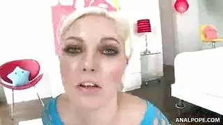 فتاة بمؤخرة كبيرة تتعرض لضرب قوي في ثنائي إباحي