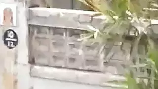 قدمت فتاة في ثوب أسود نفسها لاثنين من الرجال السود الدهون في نفس الوقت