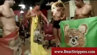 العروس الساخنة ترتدي فستاناً وردياً وتتبلل تحت الدش