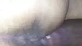 كوغار خبيرة تخدم قضيب أسود كبير وهي راكعة