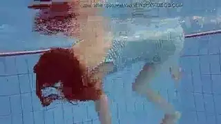 جنس جماعي غير مراقب: ثلاث عاهرات ساخنات تمارس الجنس مع رجل