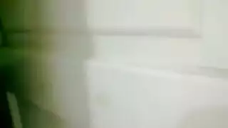 تبوس له رجليه عشان ينيكها