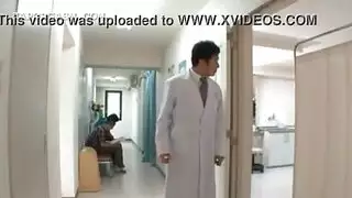 مصّة خلسة لصديق الزوج أثناء عمله