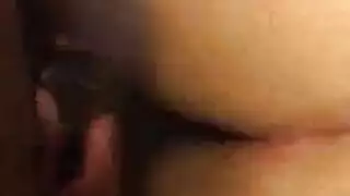 رجل أسود يلعق قضيبًا خرج لتوه من كس جارته المشتعل