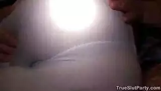 فتاة تحلم بأن تصبح نجمة إباحية تمارس الجنس بملابس مغرية مشهد قوي