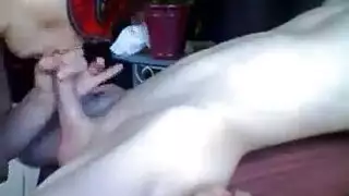 تقييد على الطاولة: إساءة معاملة العبد المقنع في جماع إباحي قاس