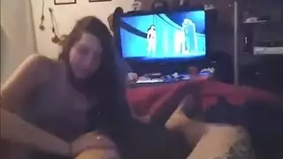 وهيى تشاهد صديقها يمراس الجنس