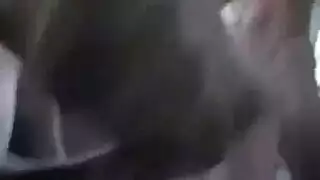 أنين العاهرة الموشومة يتردد خلال جلسة إباحية شديدة