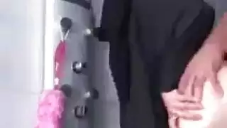 جماع محرم: زوجة مصرية منتقبة تتوسل لقضيب سباك كبير في الحمام