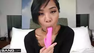 عاهرة مُوشومة تركع لتمص وتبلع قضيبًا ضخمًا