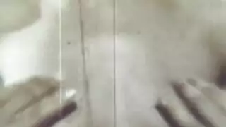 مشهد شرجي صريح مع شقراء ترتدي كعب أسود فقط ودسار عملاق