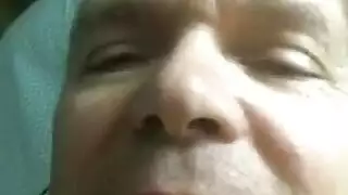 حارس أمن يشاهد فتيات المملكة المتحدة تثار بمشاهدة الإباحية