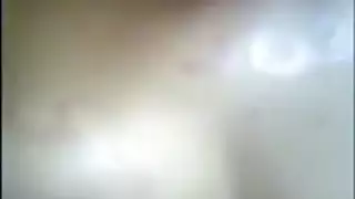 أم مثيرة بمؤخرة كبيرة تظهر كل شيء في عرض إباحي خام