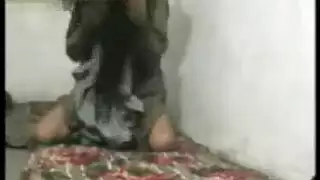 هوس سيدة ناضجة بالجنس: تمارس الجنس مع نفسها بكل لعبة في الصندوق