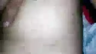 جلسة تدليك القضيب المبلل – العاهرة الشقية تجعله صلباً