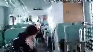 الجار يشاهد الشاب الموشوم يُدك بقوة في مؤخرته