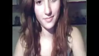 فتاتان ثنائيات الجنس تشاركان غريباً وسيماً في أوgy صريح