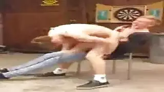 أصدقاء مثارون يمارسون الجنس الشديد في فيلم إباحي مثلث إكس