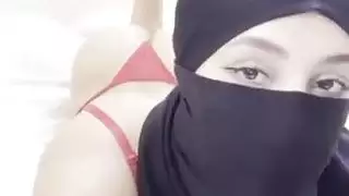 فيلم إباحي عربي صريح عن الأقدام: باطن وأصابع الفتاة المحجبة المثيرة في مشهد جماع مزدوج صريح