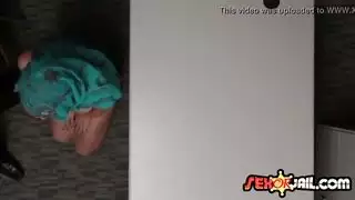 إباحية عربية صريحة: هي تمص قضيباً ضخماً كالحصان