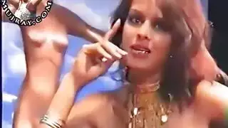 ميدان عام إباحي: عربية مثيرة تخلع ملابسها وتمارس الجنس