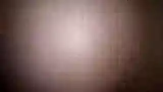 فعل الحلق العميق: تبتلع قضيباً قاسياً وهي راكعة