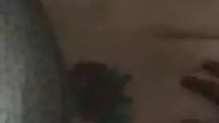 مراهقة آسيوية ترتدي نظارات تأخذ إيلاج مزدوج من الجيران