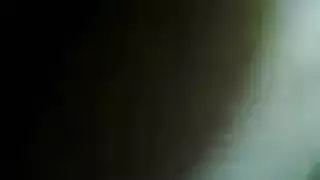 تلمس كسها الرطب متعطشة لجلسة نك قاسية