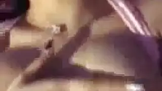 فتاة تايلاندية شقية تبلغ الذروة بقوة خلال العلاج الخاص