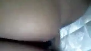 عازمة صديقتها على الطعام
