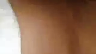 مراهقة ساخنة على ركبتيها تختنق بعمود صلب