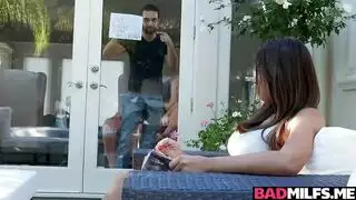 علاقة جنسية ثلاثية محرمة: سيدة ناضجة وشابة تتعاونان من أجل ممارسة الجنس