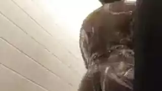 رجل أسود قرنية يمارس الجنس مع جبهة مورو شقراء أمام مكان النار