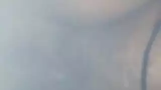 زوجة مثارة تئن متوسلة بينما ينتظر الزوج دوره لممارسة الجنس معها