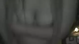 العاهرة الشرهة تحب أن تُضرب بقضيب سمين غض