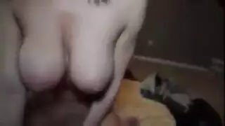 فتاة تفعل عدات سري