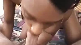 زوجة الأب المثيرة تتوسل لبلع سائلي المنوي