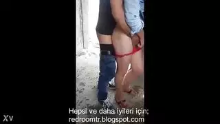 شاب يضع لا امه مصاجوينيكها