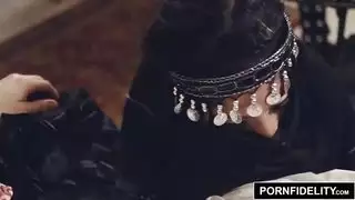 نادية علي تُمارس معها الجنس بقوة بواسطة عمود أبيض ضخم