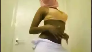 فتاة صومالية مثيرة تمزق حجابها لفيلم إباحي صريح