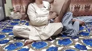 إباحية شرجية صعبة: فتاة باكستانية تأخذها بقسوة من رئيسها العربي