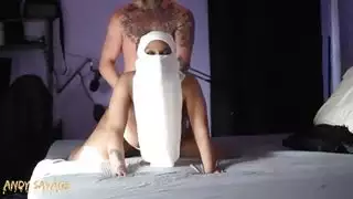 عاهرة محجبة تستسلم لهيمنة جنسية كاملة