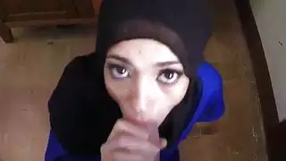 فيديو بينيلوب الإباحي: مص القضيب لدفع تكاليف دراستها