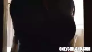 فتاتا الدراجة تتبادلان النشوات: قصة إباحية صريحة