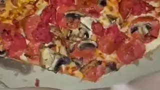 لعب طعام صريح: بيتزا وآيس كريم يخنقان فرج مراهقة