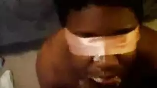 عاهرة شقراء معصوبة العينين تتعرض لضرب مؤخرتها وهي ترتدي شورت أخضر ضيق