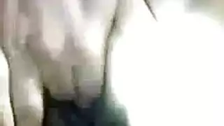 فتاة صغيرة ترتدي الدانتيل تثير نفسها بأثدائها الضخمة إباحية مراهقات