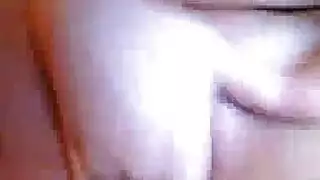 فتاة وقحة في بنطال أخضر تمارس الجنس بلا وعي انفجار مشترك