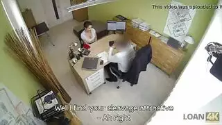 هاردكور في المكتب: شقراء ذات أثداء كبيرة تنحني على المكتب